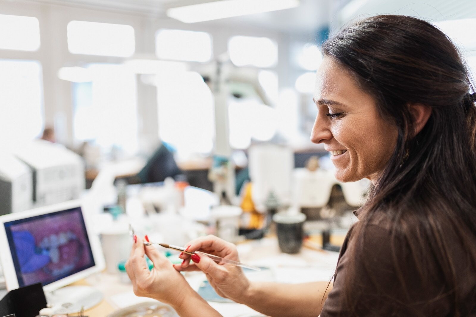 Zahntechnikerin bei der Arbeit im Atelier